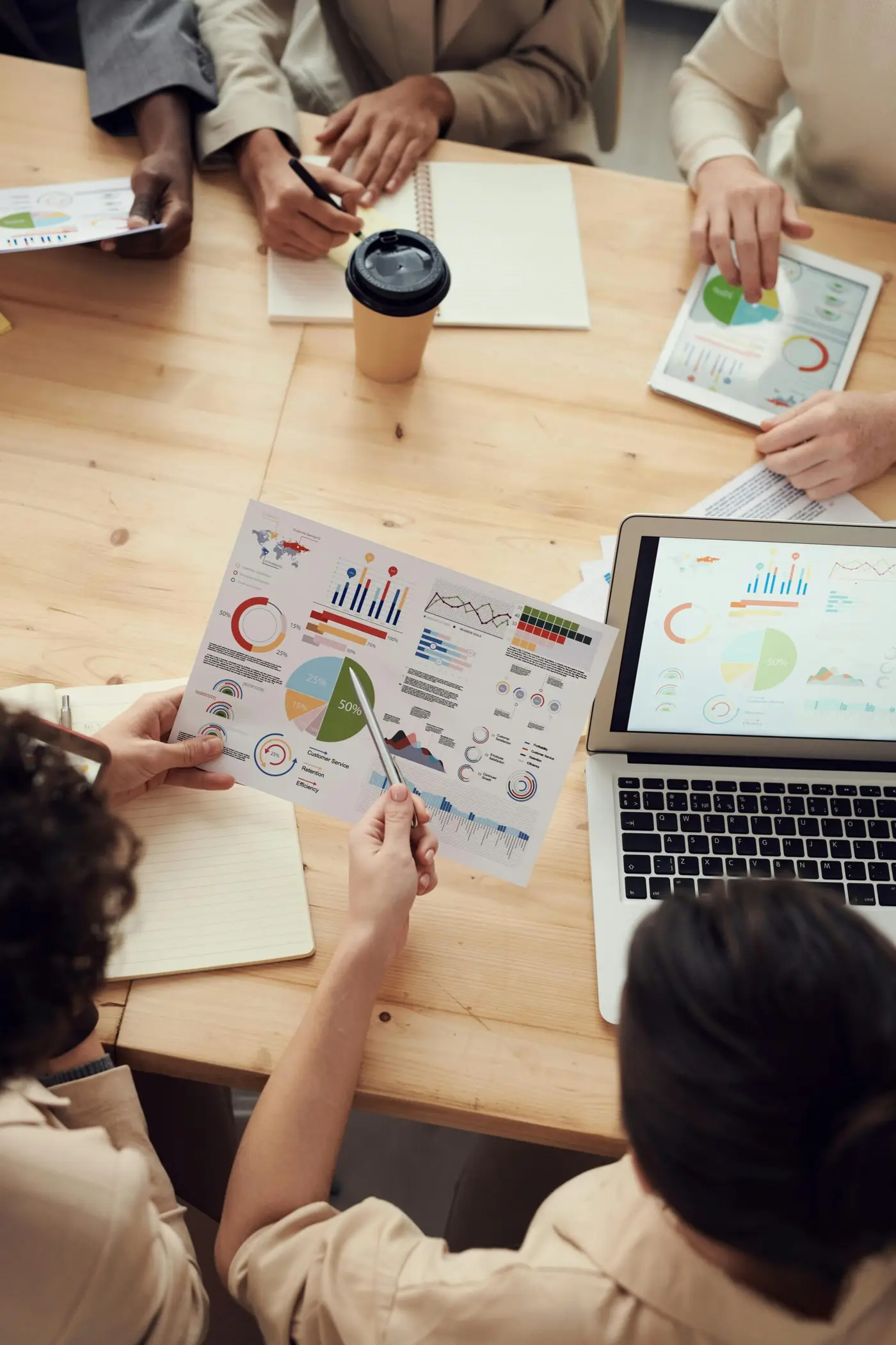 reunión empresarial con gráficos